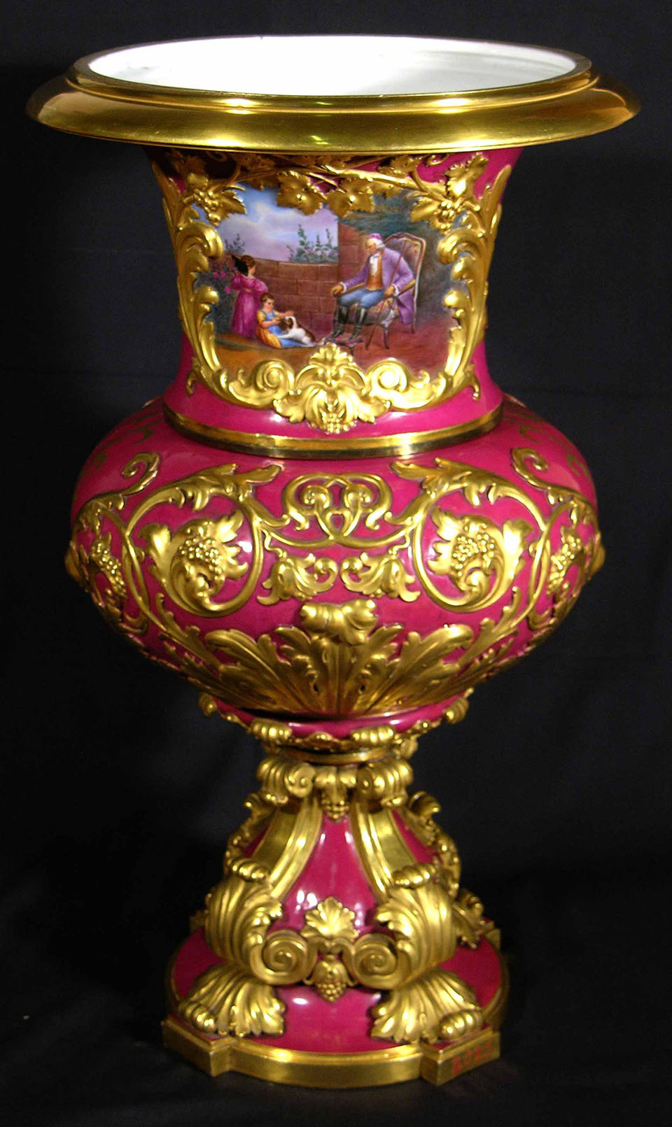 Ваза декоративная. 1850-1870-е гг. Императорский фарфоровый завод. Россия, г. Санкт-Петербург. Фарфор, золочение, крытье рубиновое подглазурное.