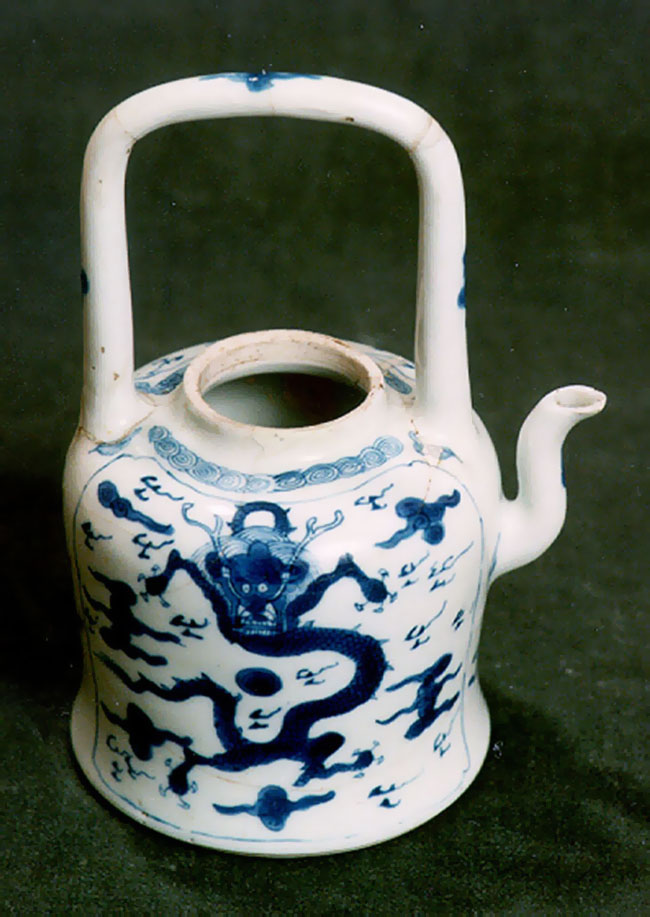 Чайник с изображением дракона. 1723-1735 гг. Казенные мастерские, период Юн-чжэн. Китай, провинция Цзянси, Цзиндэчжень. Фарфор, роспись подглазурная, монохромная.