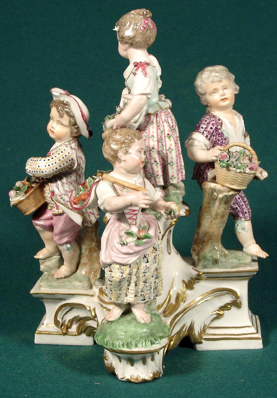 Статуэтка "Дети садовника". 1780-е гг. Мейссенская фарфоровая мануфактура. Саксония, г. Альбрехтсбург (Мейссен). Фарфор, роспись надглазурная, полихромная, золочение.